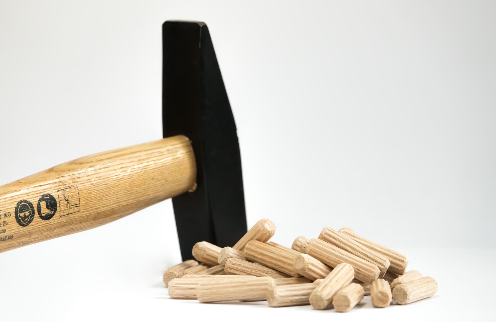 Sony Cyber-shot DSC-RX10 III sample photo. Wood, hammer, wooden dowels photography