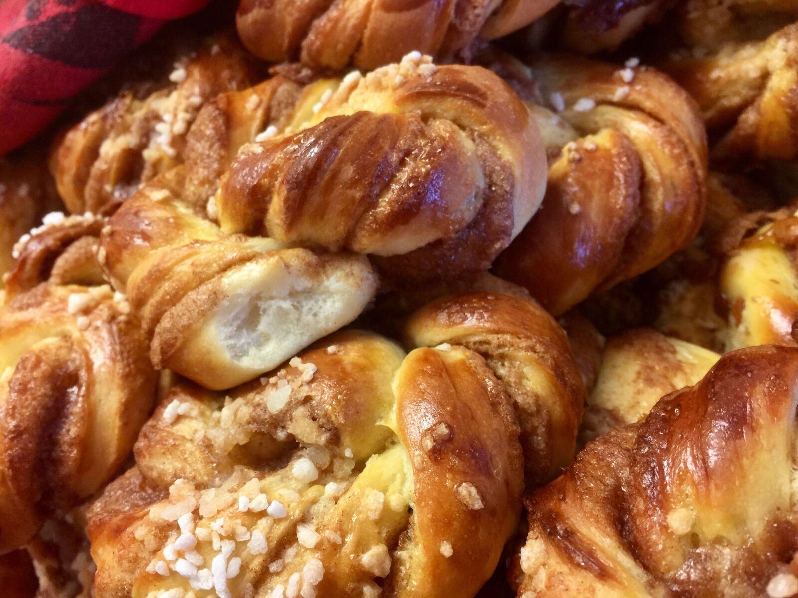 iPhone 6 Plus back camera 4.15mm f/2.2 sample photo. Buns, kanelbulle, bake photography
