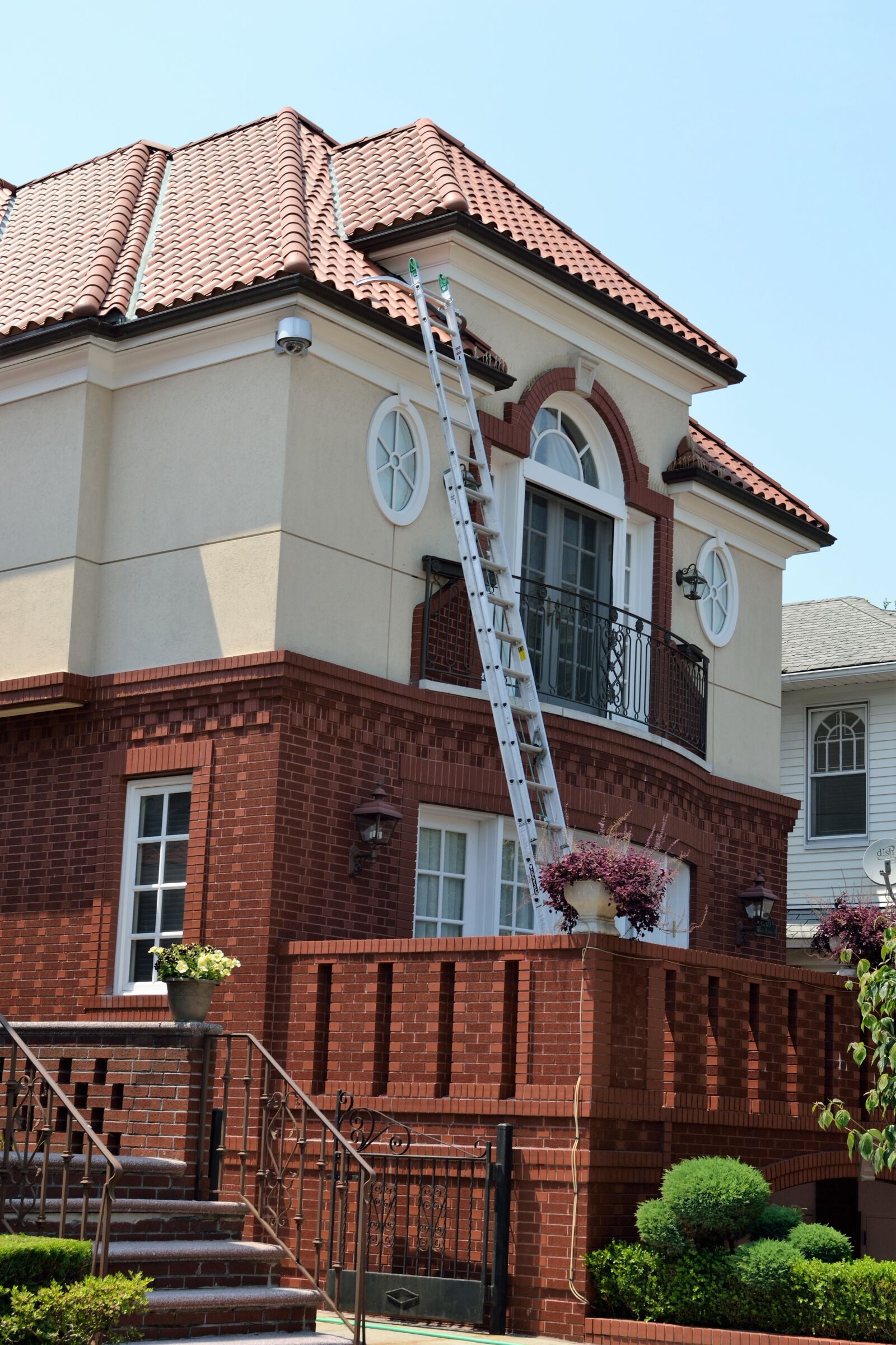 Nikon D3100 sample photo. Home, ladder, roofing photography