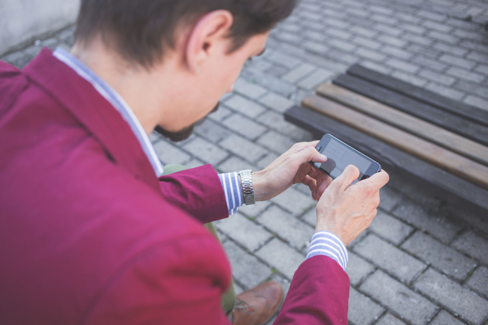 Canon EOS 6D + Canon EF 40mm F2.8 STM sample photo. Cobblestones, hands, man, mobile photography
