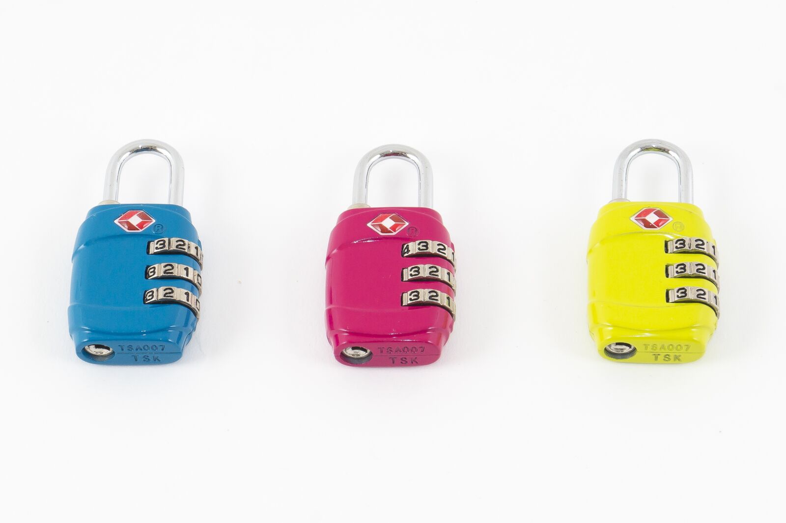 Sony SLT-A58 sample photo. Padlock, blue, pink photography