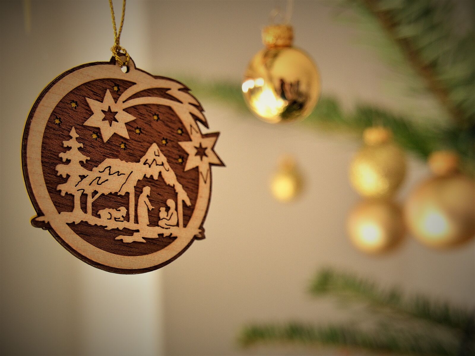 Nikon D5500 sample photo. Christmas ornaments, crib, fir photography