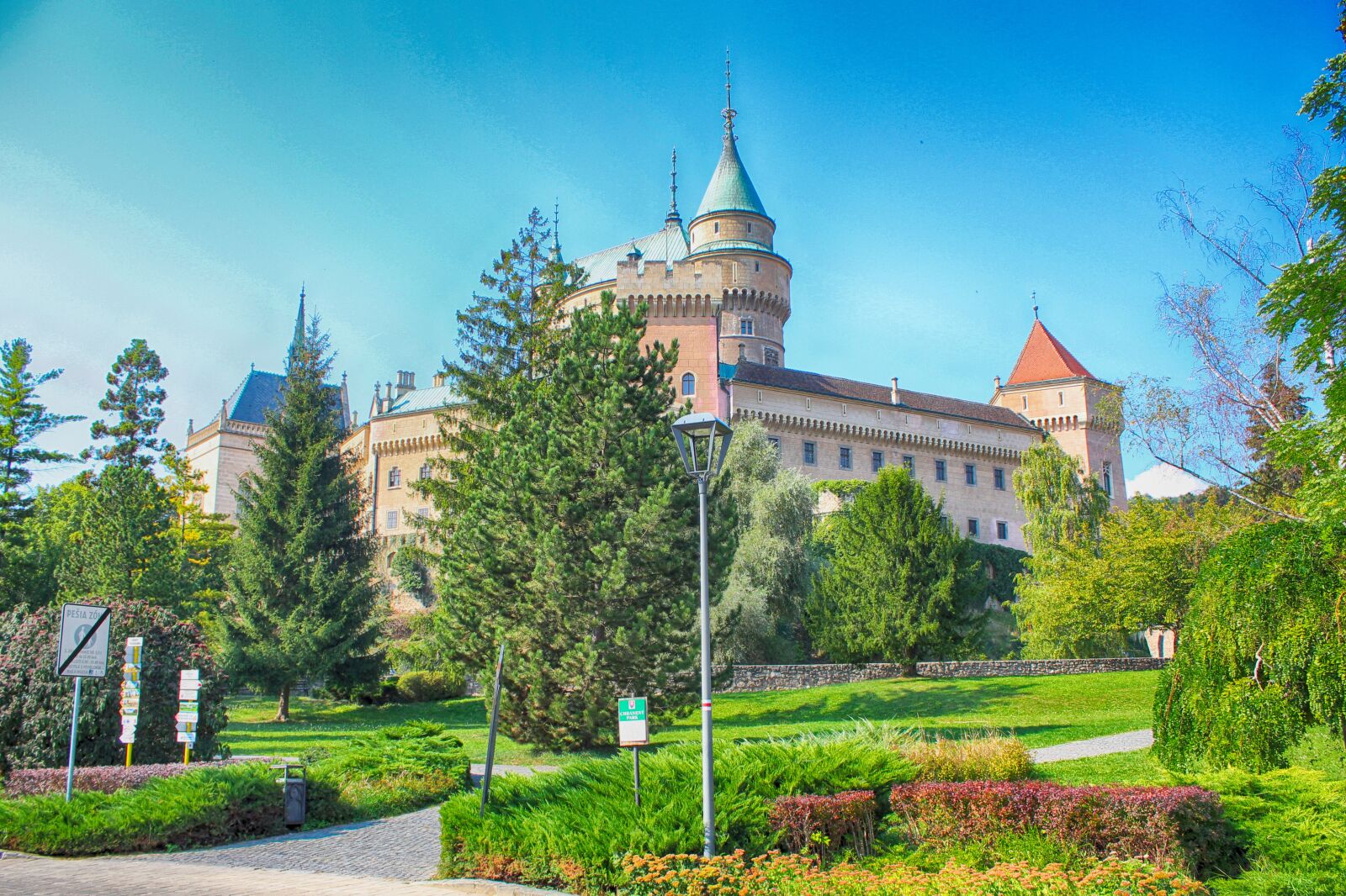 Canon EOS 1300D (EOS Rebel T6 / EOS Kiss X80) sample photo. Bojnice castle, slovakia, lock photography