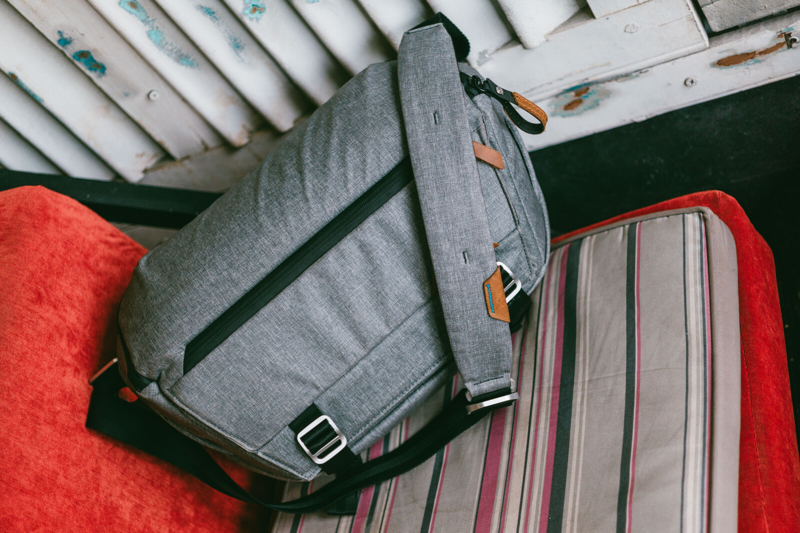 E 32mm F1.8 sample photo. Gray, travel, bag, on photography