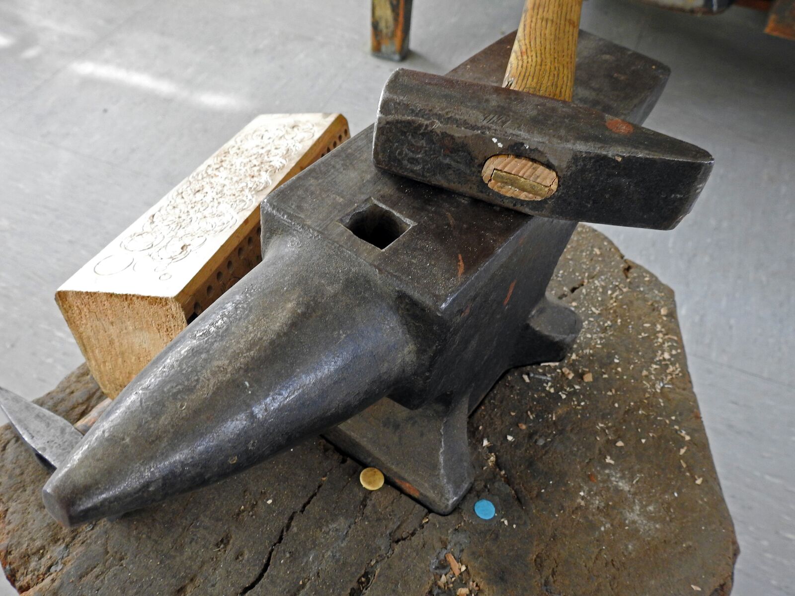 Nikon Coolpix P900 sample photo. Hammer, anvil, tool photography