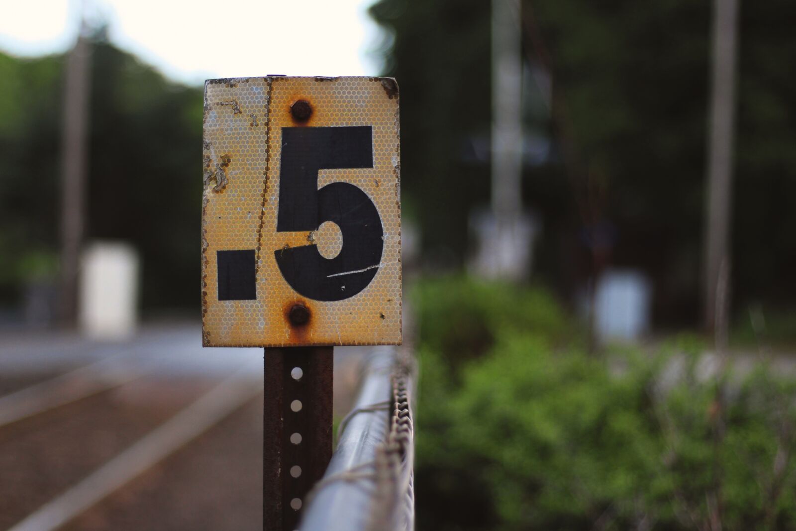 Canon EOS 700D (EOS Rebel T5i / EOS Kiss X7i) sample photo. Train sign, train station photography