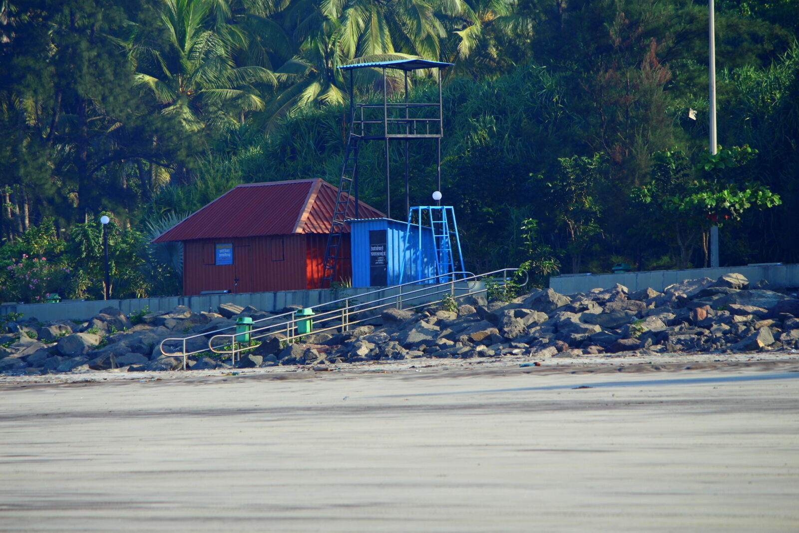 Canon EOS 700D (EOS Rebel T5i / EOS Kiss X7i) sample photo. Beach, india, watch, tower photography