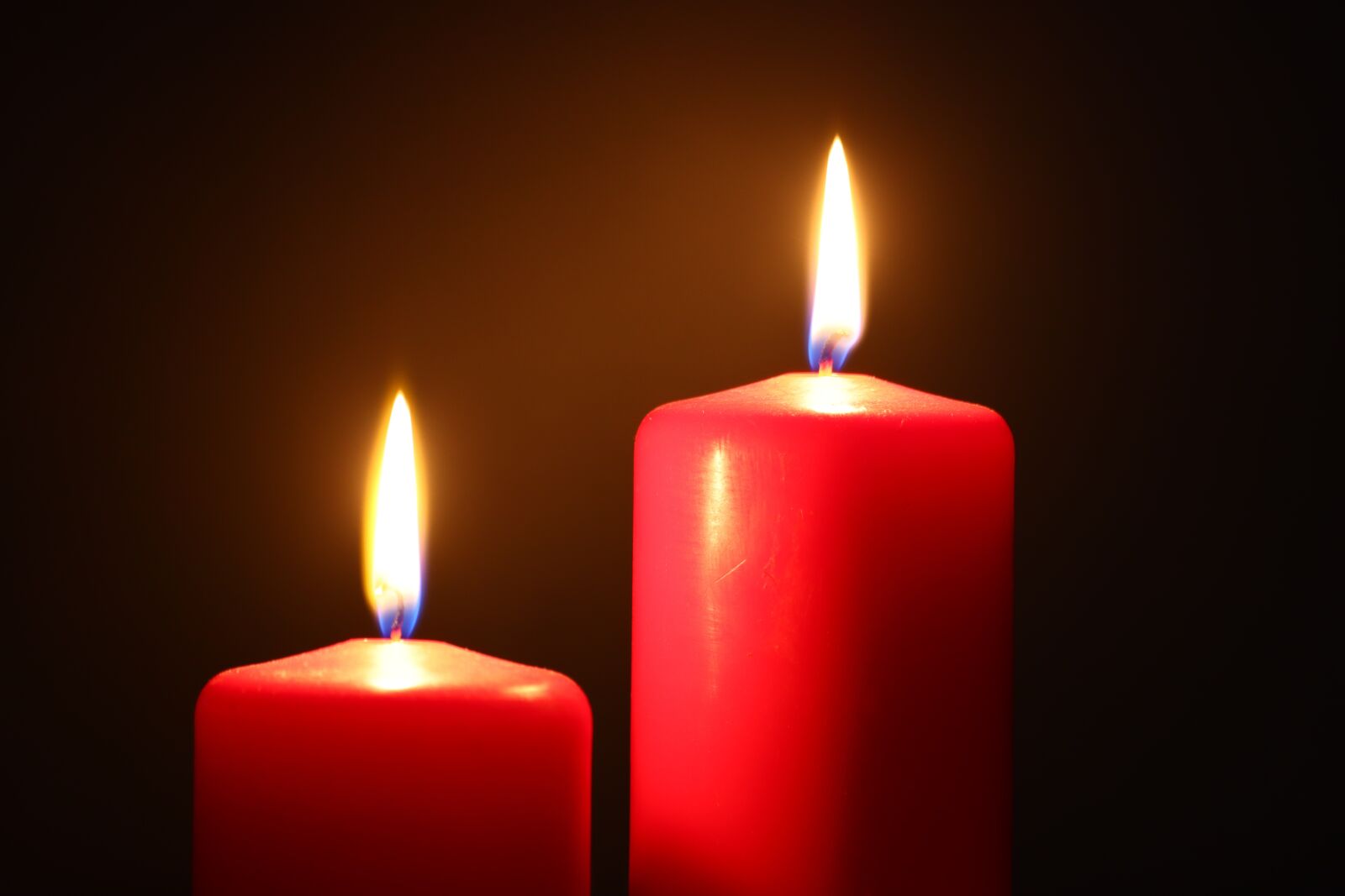 Canon EOS 90D sample photo. Candles, red, hope photography