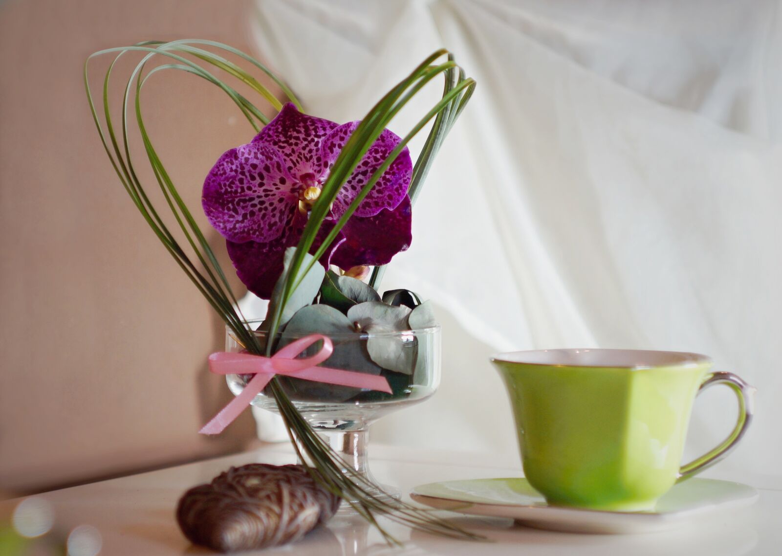 Sony SLT-A57 + Minolta AF 50mm F1.7 sample photo. Decoration, orchidea, cup photography