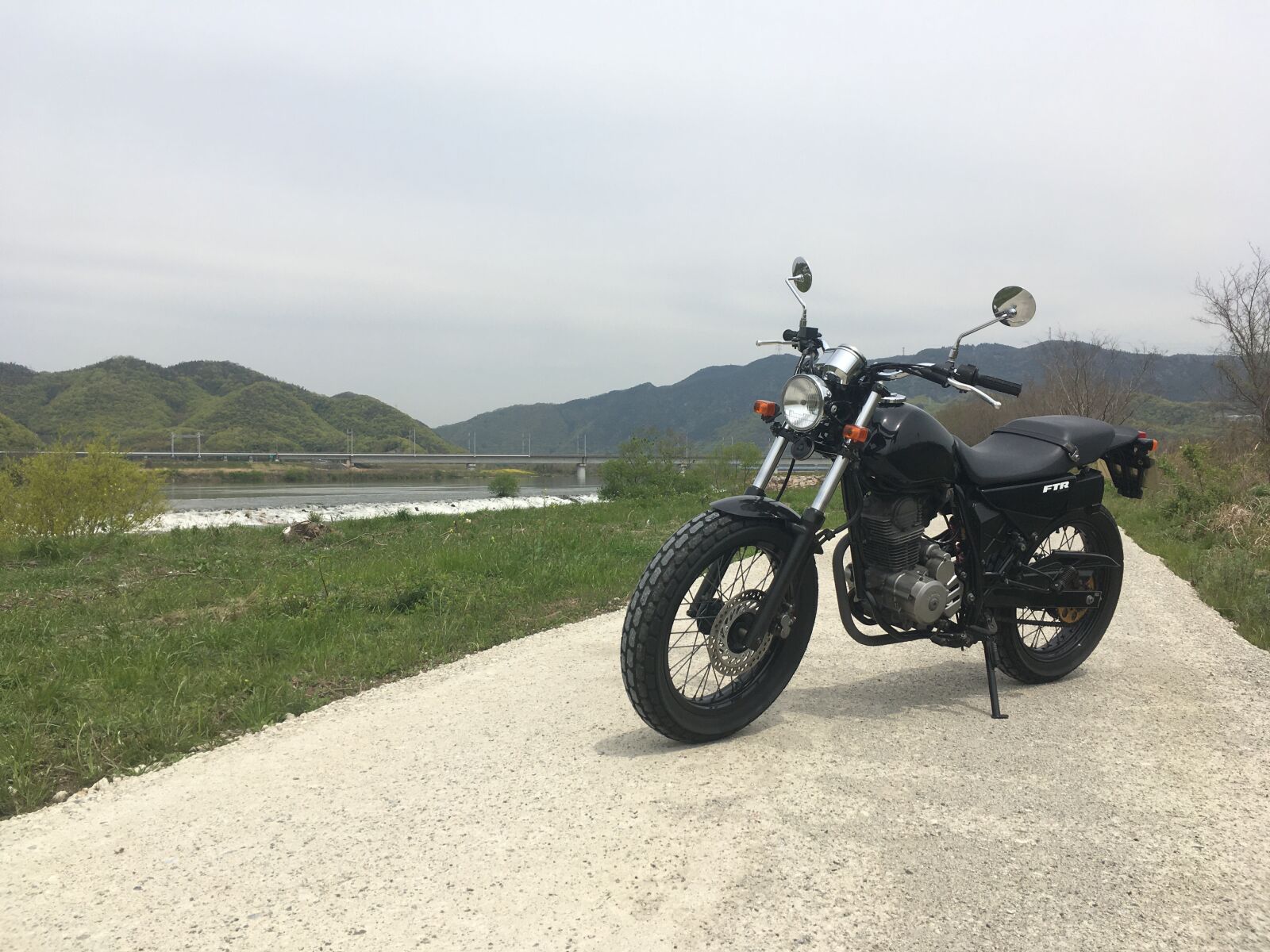 iPhone SE back camera 4.15mm f/2.2 sample photo. Ftr223, flatdirt, bike photography