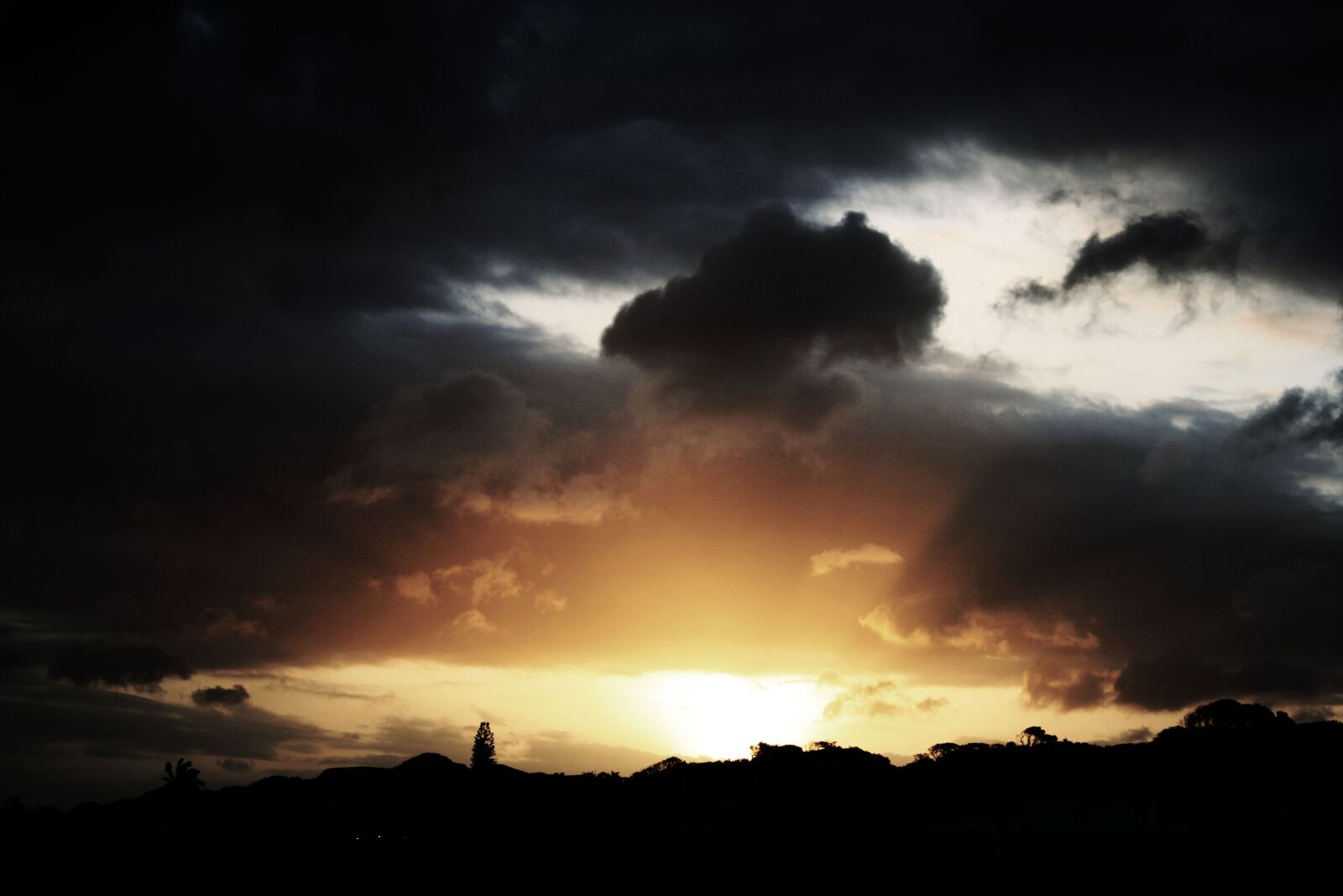 Canon EOS 400D (EOS Digital Rebel XTi / EOS Kiss Digital X) sample photo. Sky, sunset, dramatic photography