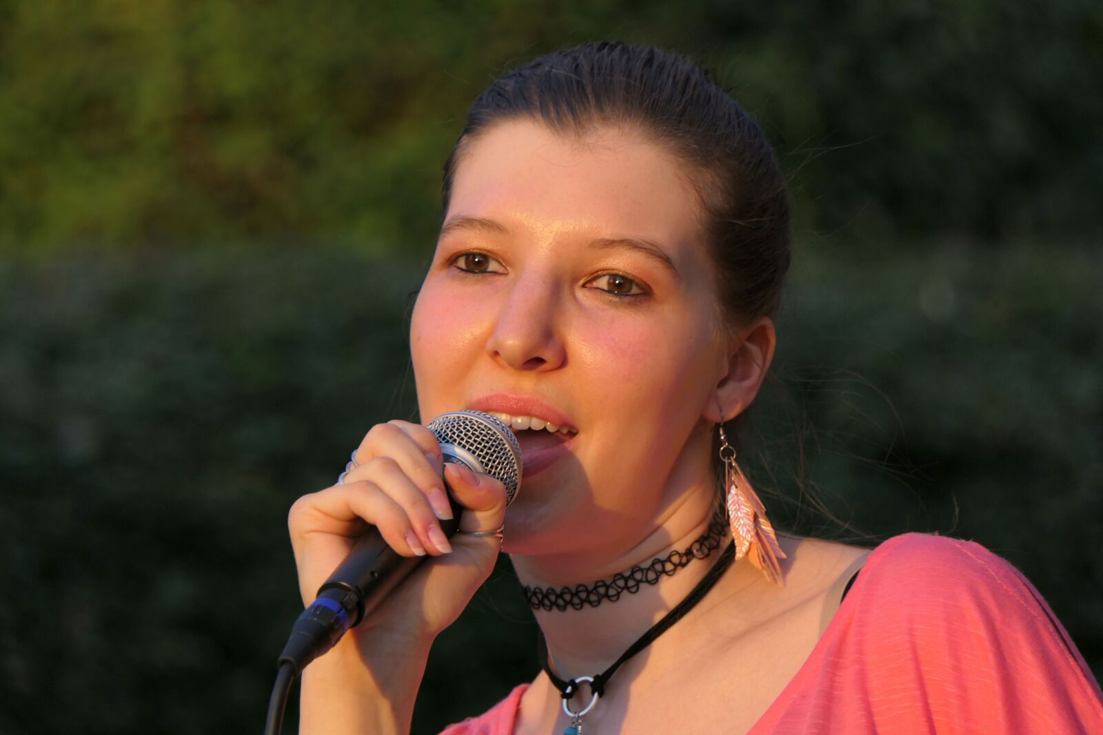 Panasonic Lumix DMC-FZ2500 (Lumix DMC-FZ2000) sample photo. Singer, live music, singing photography