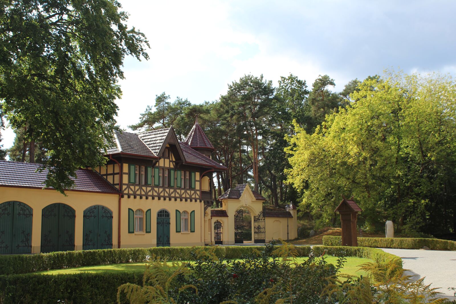 Canon EOS 1300D (EOS Rebel T6 / EOS Kiss X80) sample photo. Castle, hunting lodge, architecture photography