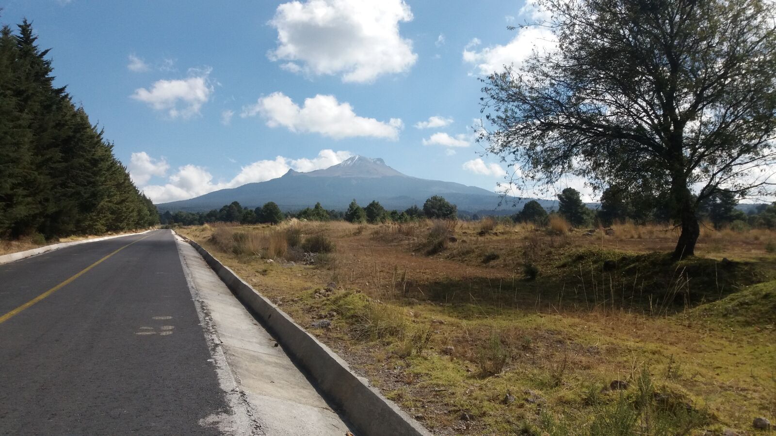 Samsung Galaxy J6+ sample photo. Malintzi, volcano, road photography