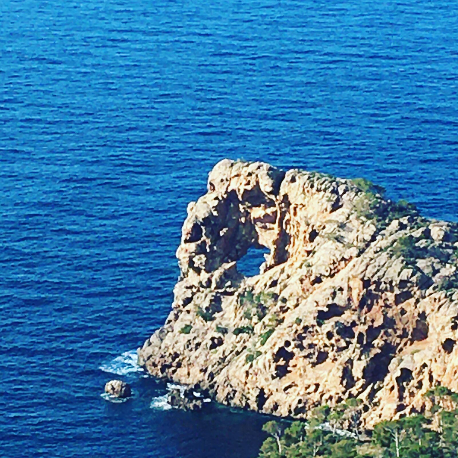Apple iPhone 6s sample photo. Sea, rock, beach photography