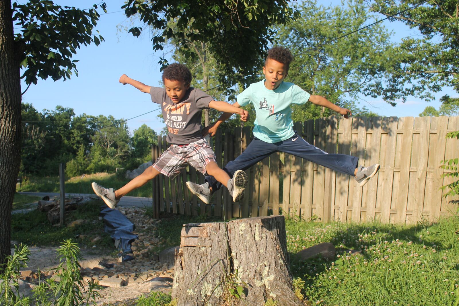 Canon EOS 1100D (EOS Rebel T3 / EOS Kiss X50) sample photo. Boys, twins, jumping photography