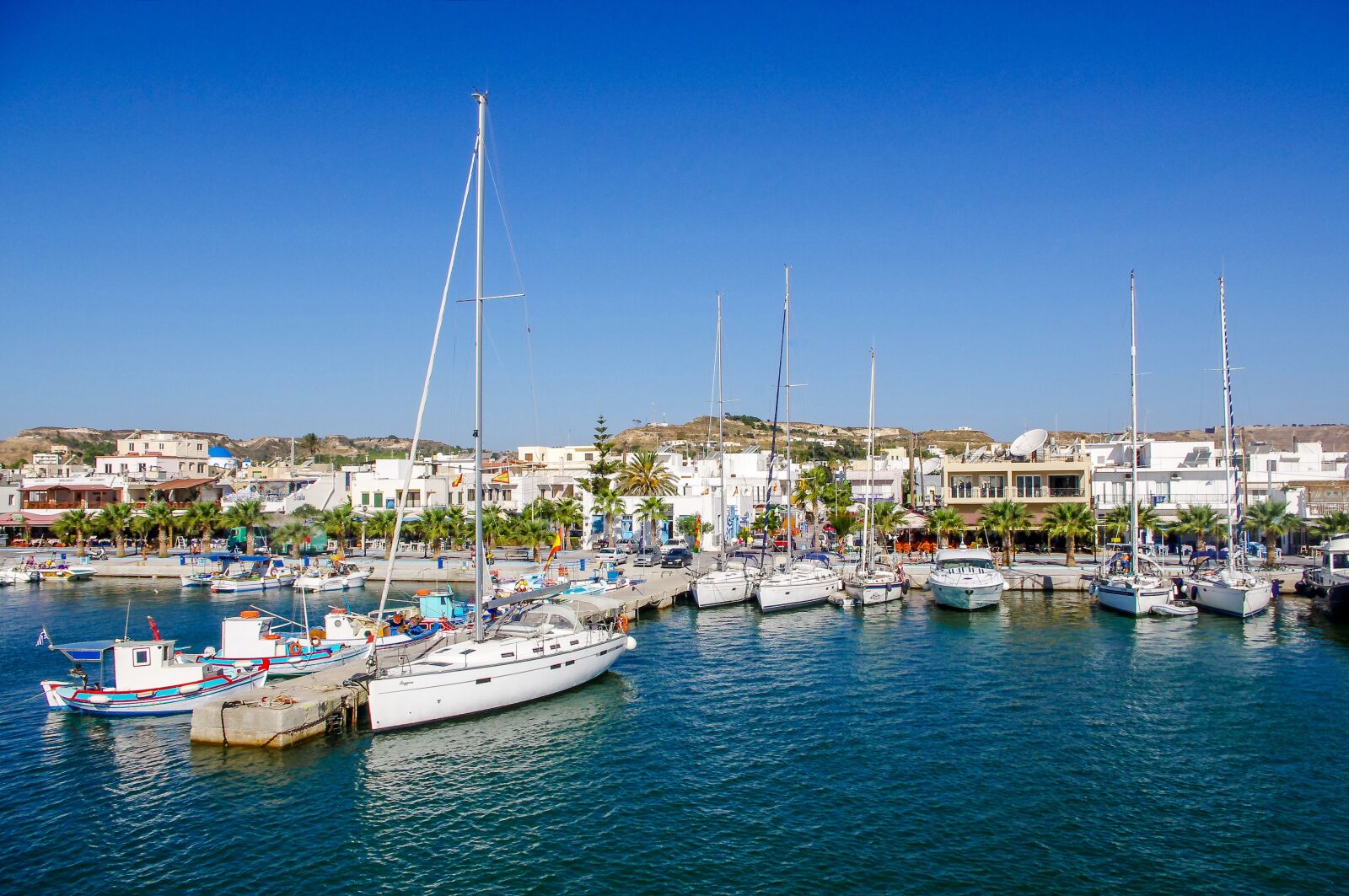 smc PENTAX-DA L 18-55mm F3.5-5.6 sample photo. Yacht, sea, shelter photography