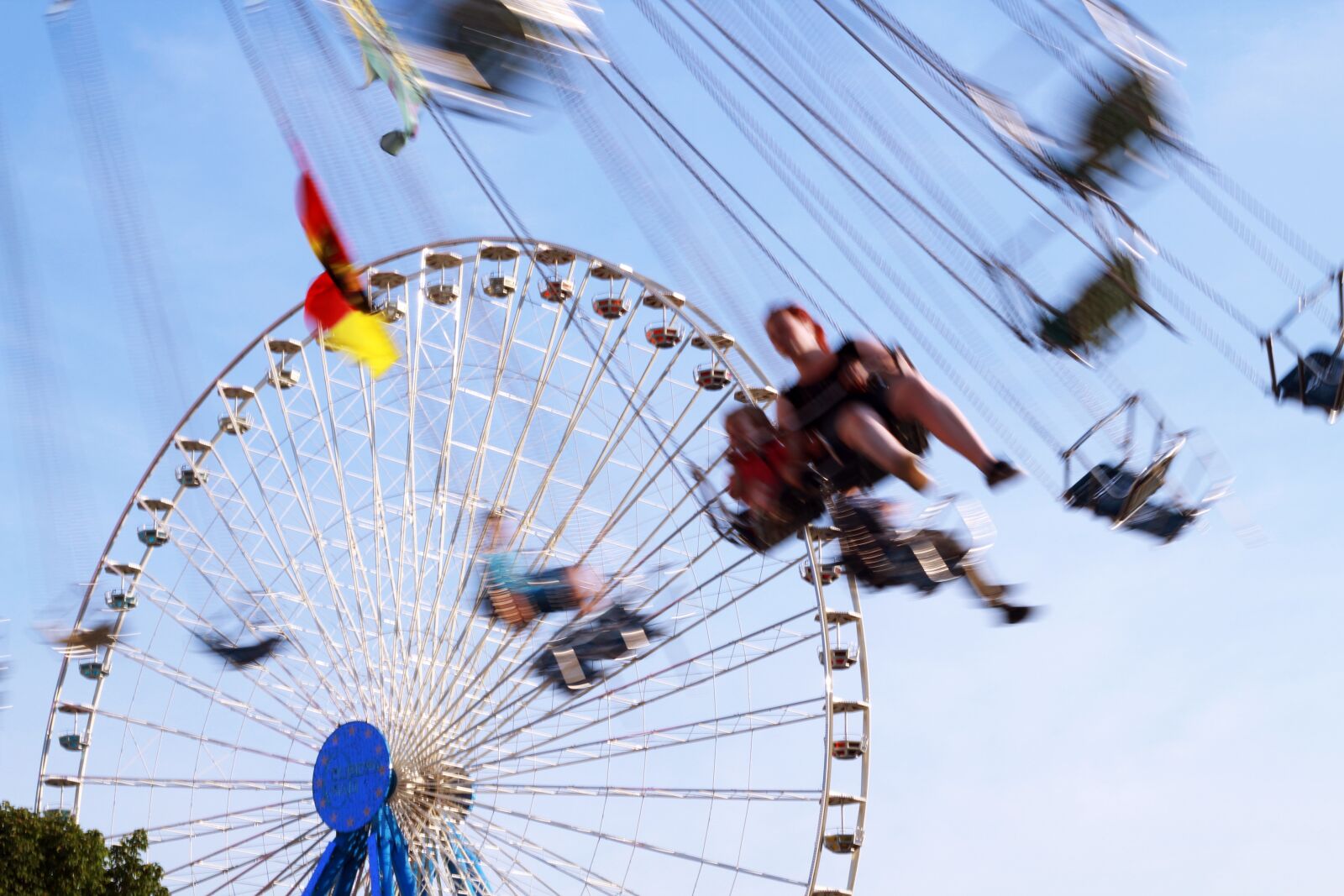 Canon EOS 600D (Rebel EOS T3i / EOS Kiss X5) + Canon EF 50mm F1.8 II sample photo. Ferris wheel, year market photography