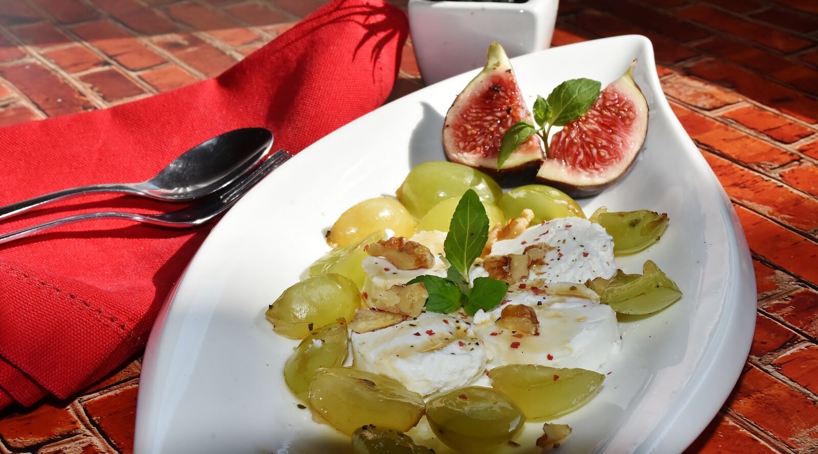 Nikon D7200 sample photo. Cheese, goat cheese, grapes photography