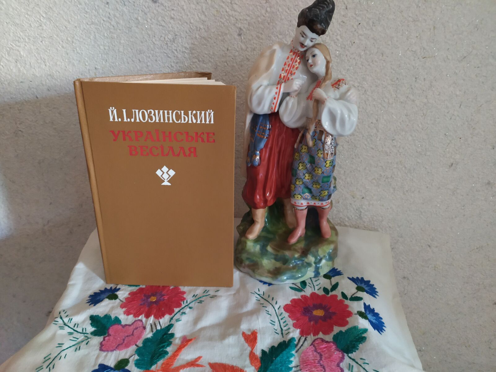 Xiaomi Redmi Note 7 sample photo. Book, statuette of a photography