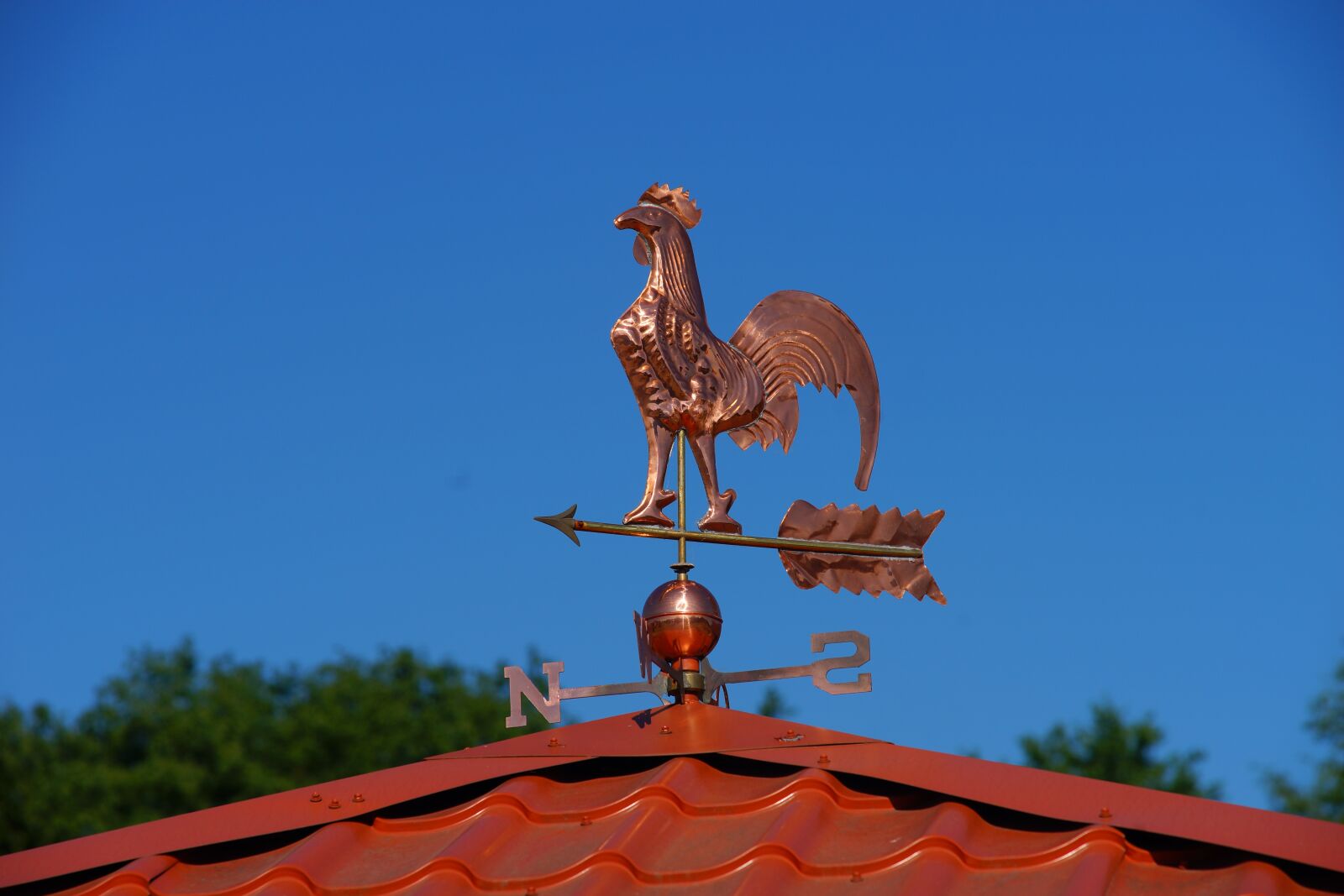 Minolta AF 80-200mm F2.8 HS-APO G sample photo. Roof, house, weather vane photography