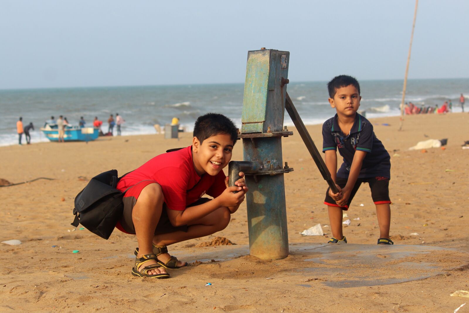 Canon EOS 700D (EOS Rebel T5i / EOS Kiss X7i) sample photo. Brother, play, water photography
