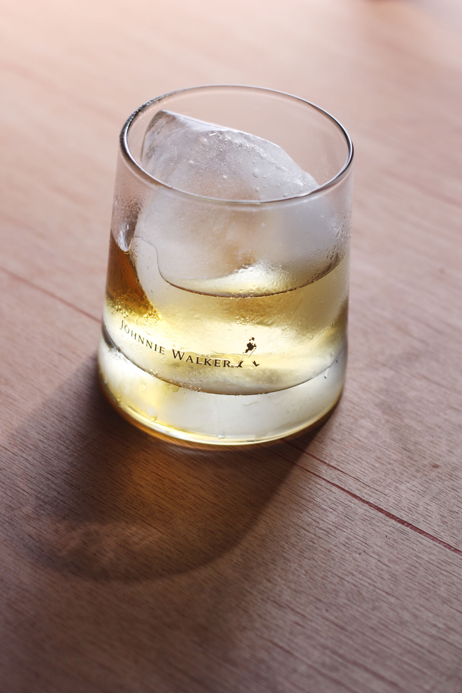Canon EOS 1000D (EOS Digital Rebel XS / EOS Kiss F) sample photo. Glass, ice, johnnie, walker photography
