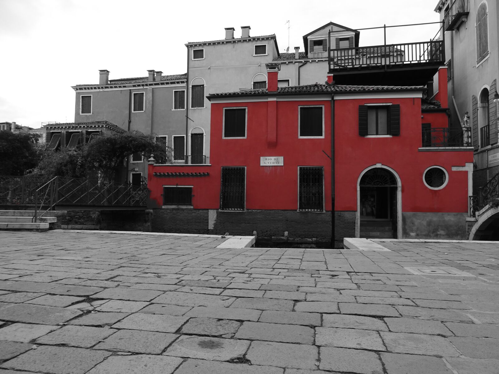 Sony DSC-HX60 sample photo. Venice, channel, red photography