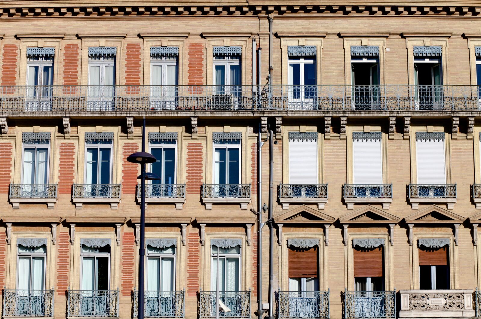 Canon EOS 5D Mark II sample photo. Street, window, toulouse photography
