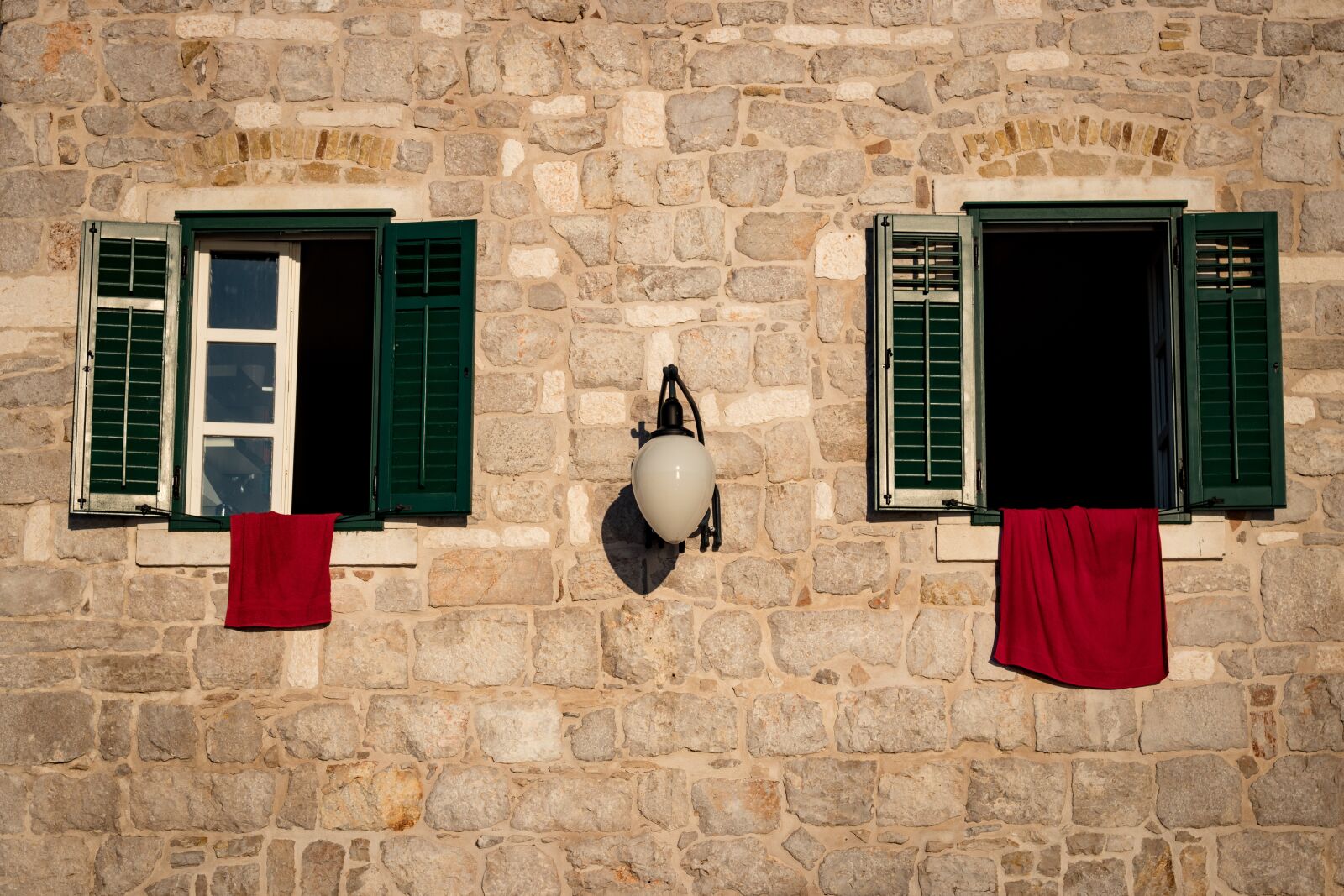 Canon EOS 800D (EOS Rebel T7i / EOS Kiss X9i) sample photo. Windows, old world, window photography