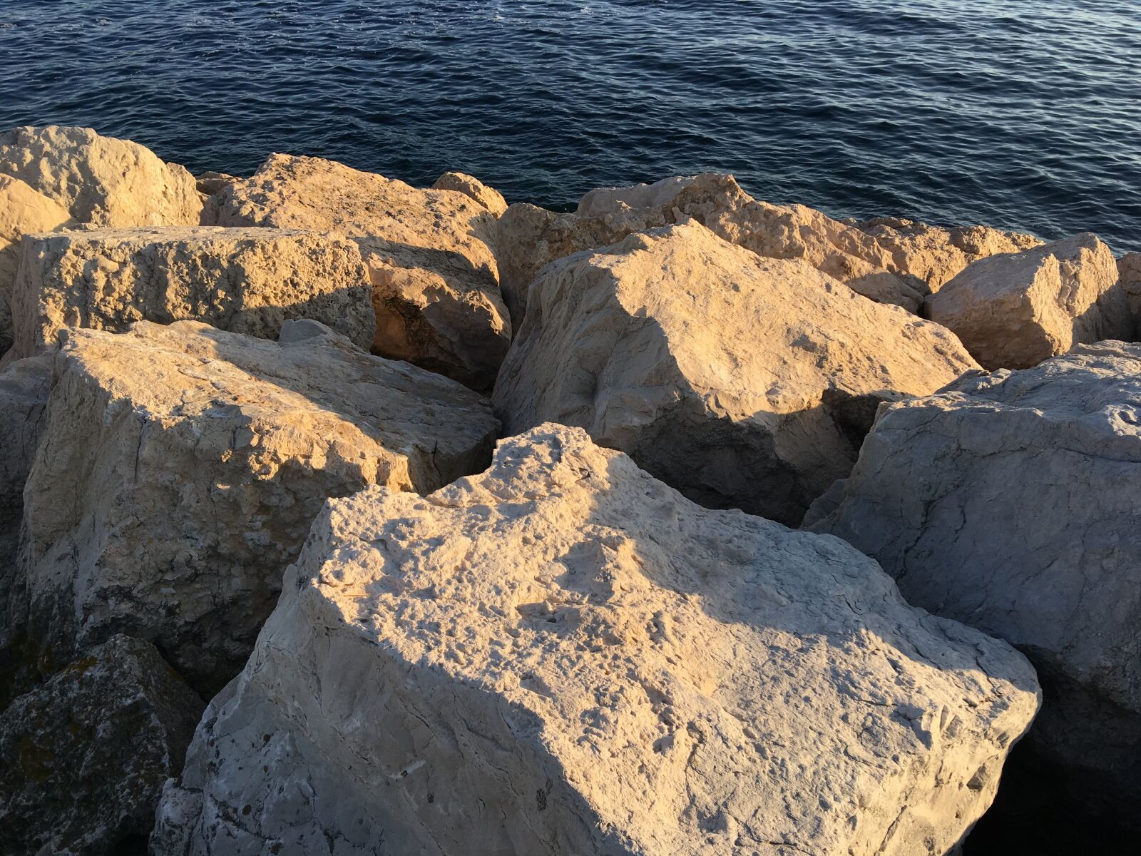 iPhone SE back camera 4.15mm f/2.2 sample photo. Stones, sea, light photography