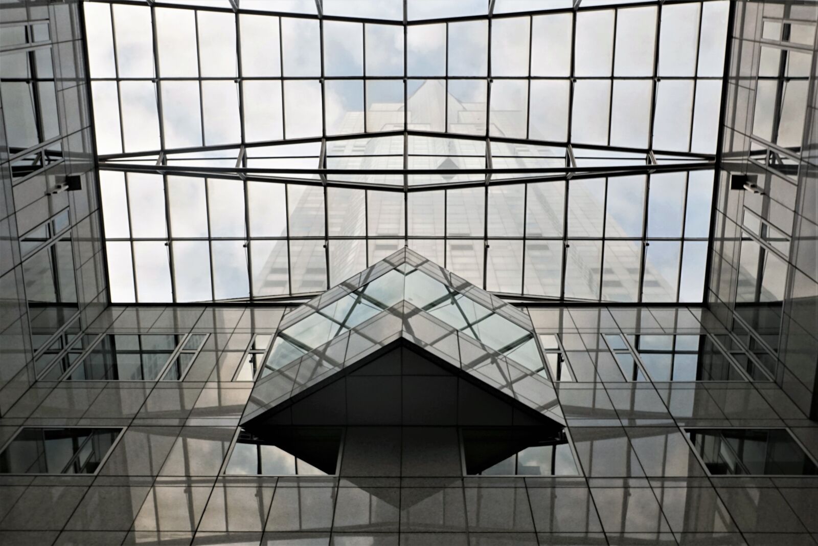 Sony ILCA-77M2 + Sony DT 16-50mm F2.8 SSM sample photo. Glass, architecture, modern photography
