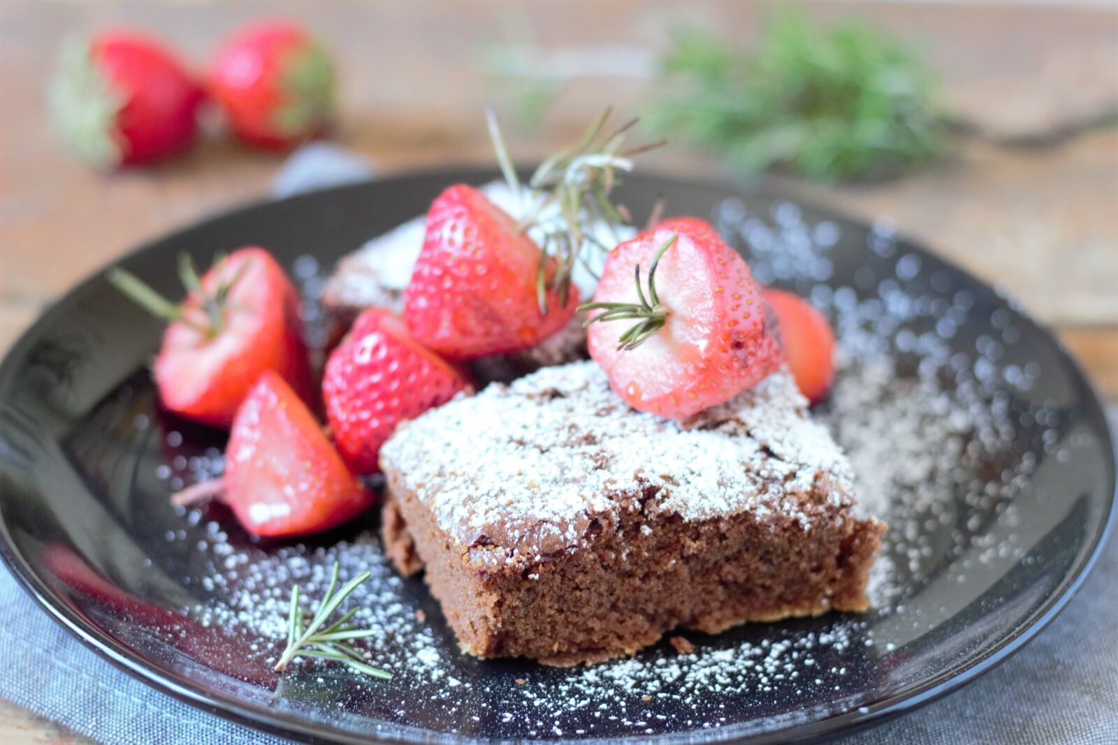 Canon EOS 600D (Rebel EOS T3i / EOS Kiss X5) sample photo. Chocolate, cake, strawberry photography
