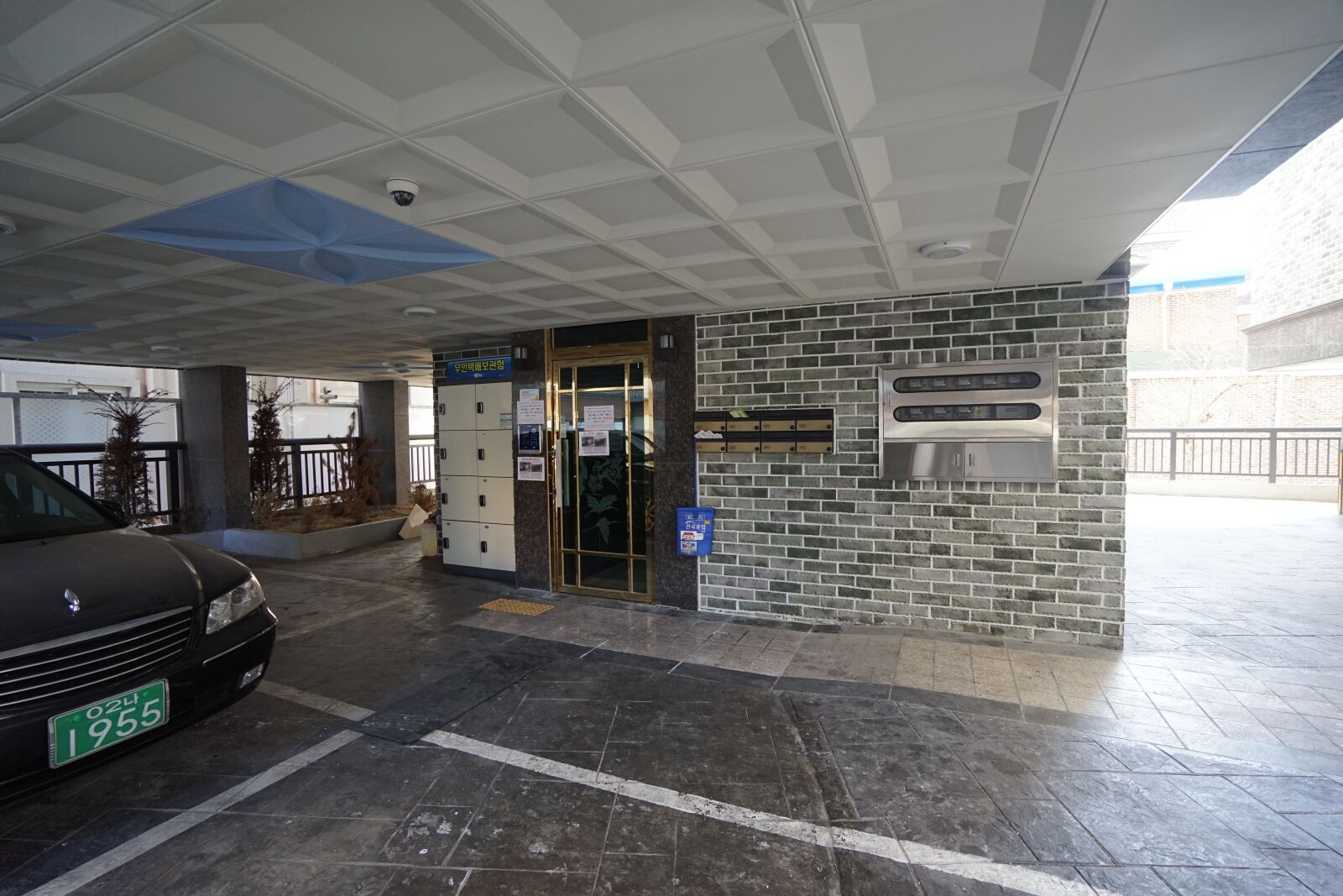 Sony a7 II + Sony Vario-Tessar T* FE 16-35mm F4 ZA OSS sample photo. Home, parking, architecture photography