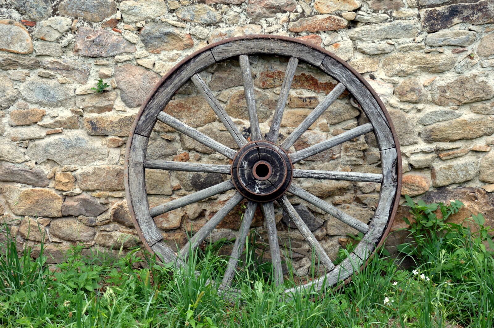 Nikon D3200 sample photo. Stone wall, cartwheel, wooden photography