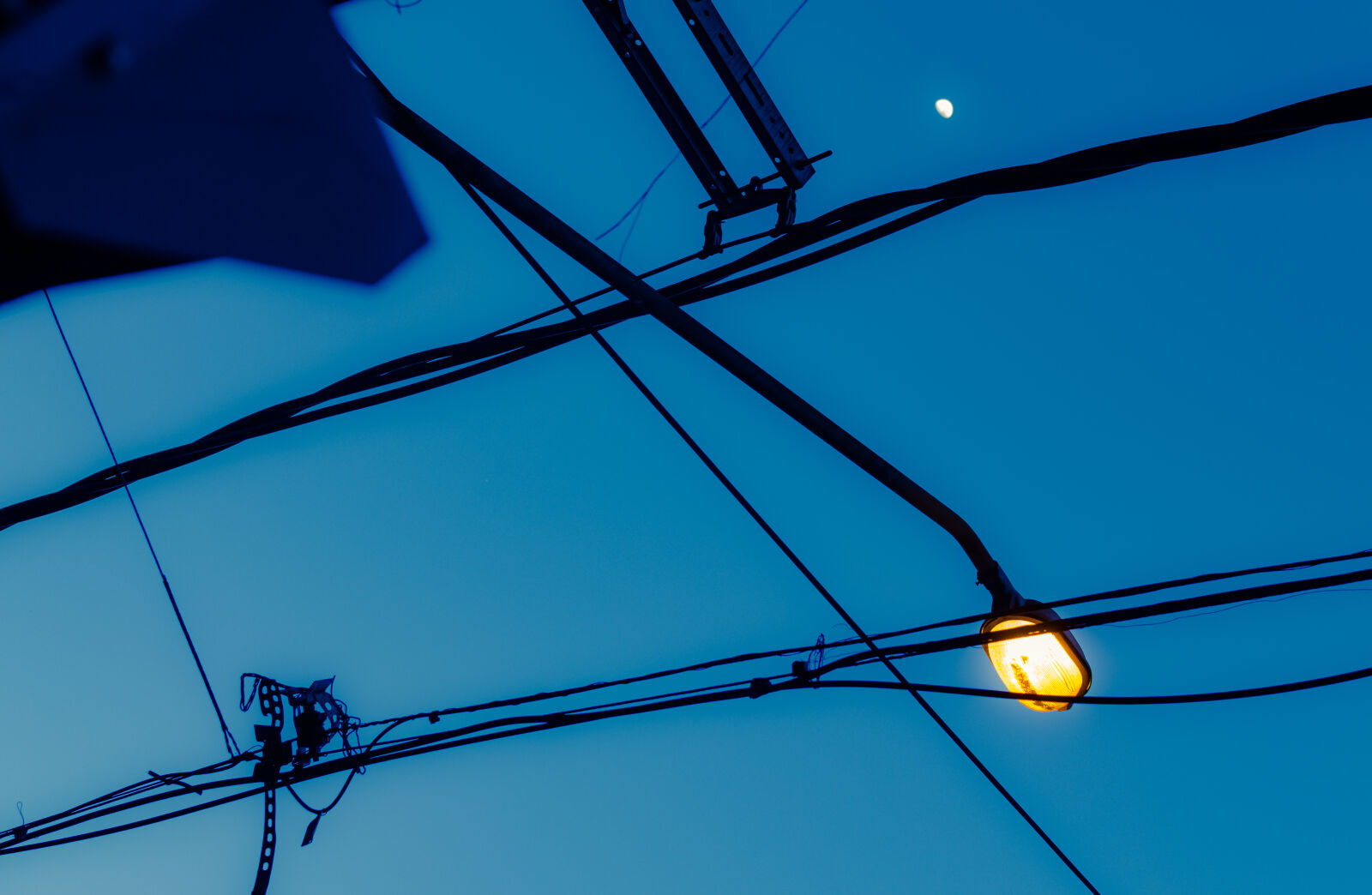 Nikon AF-S DX Nikkor 35mm F1.8G sample photo. Cables, dawn, light, moon photography
