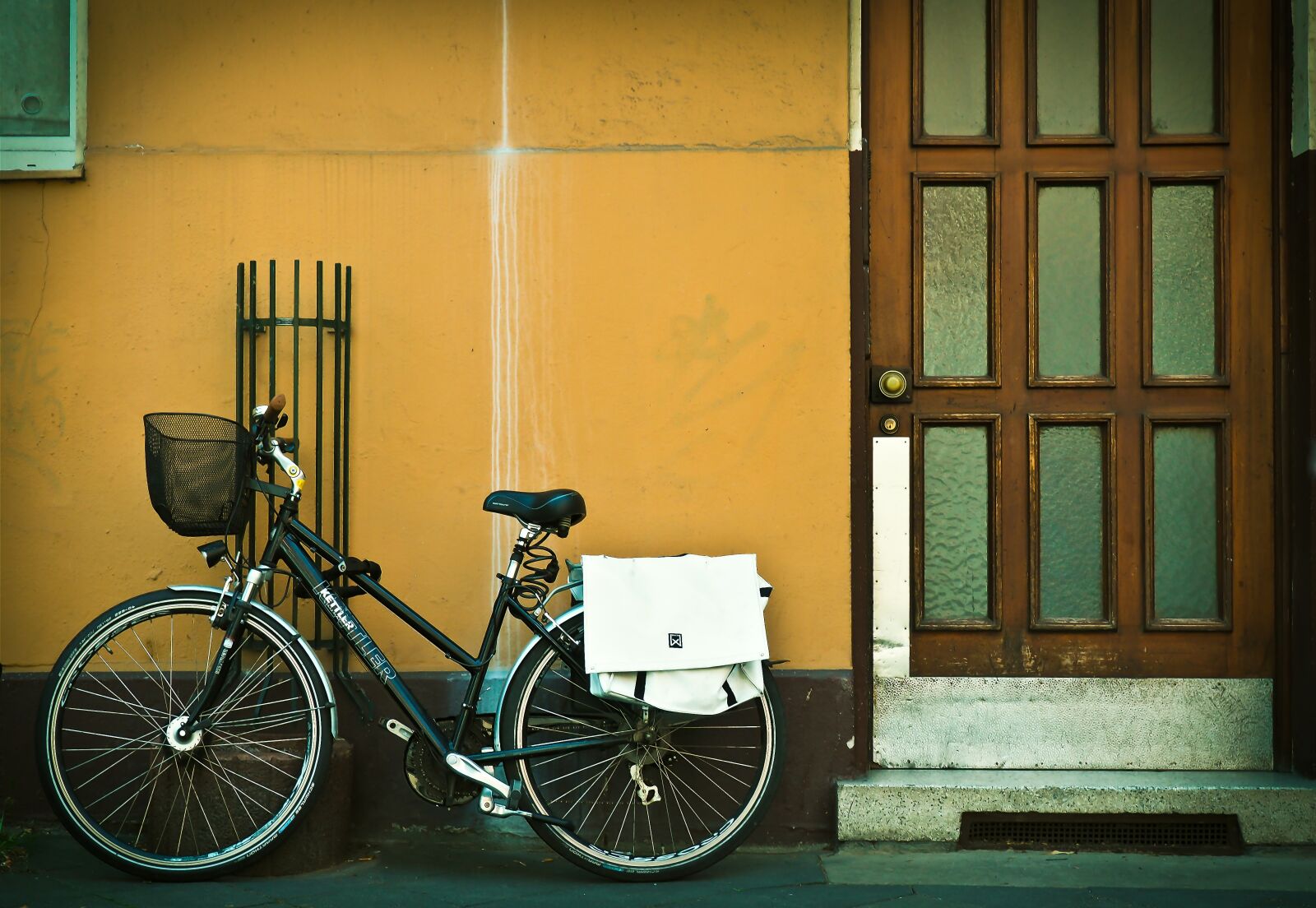 Olympus OM-D E-M10 sample photo. Facade, bike, front door photography