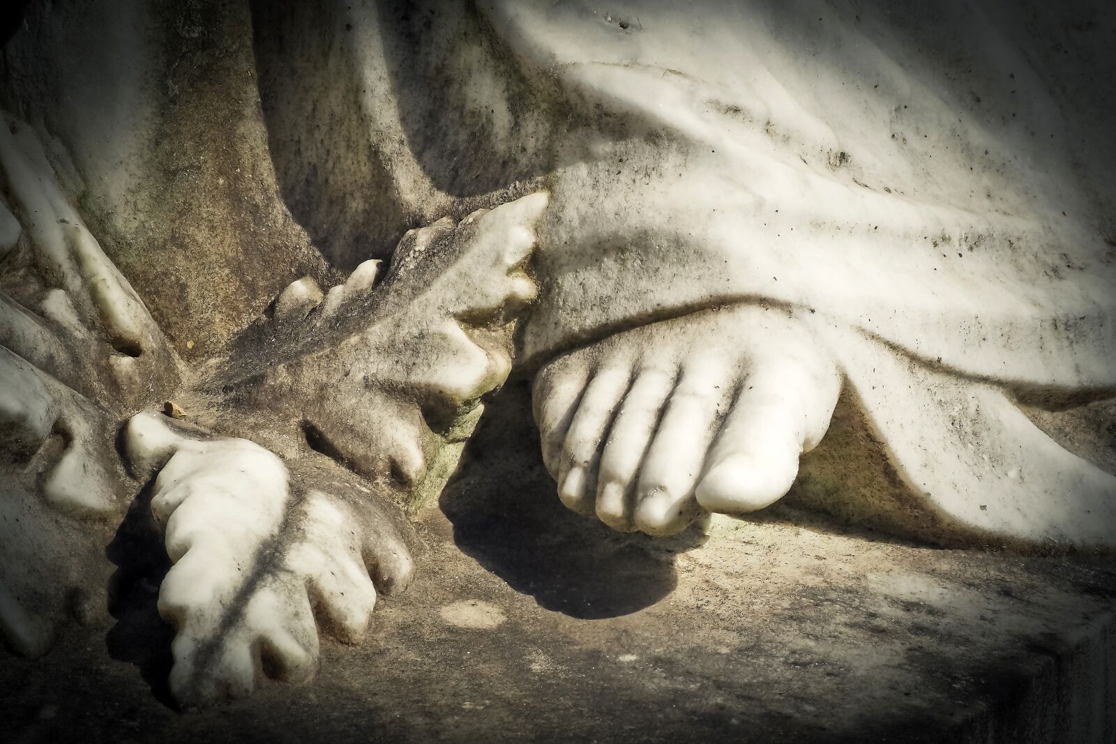 Olympus OM-D E-M10 sample photo. Cemetery, grave, tombstone photography
