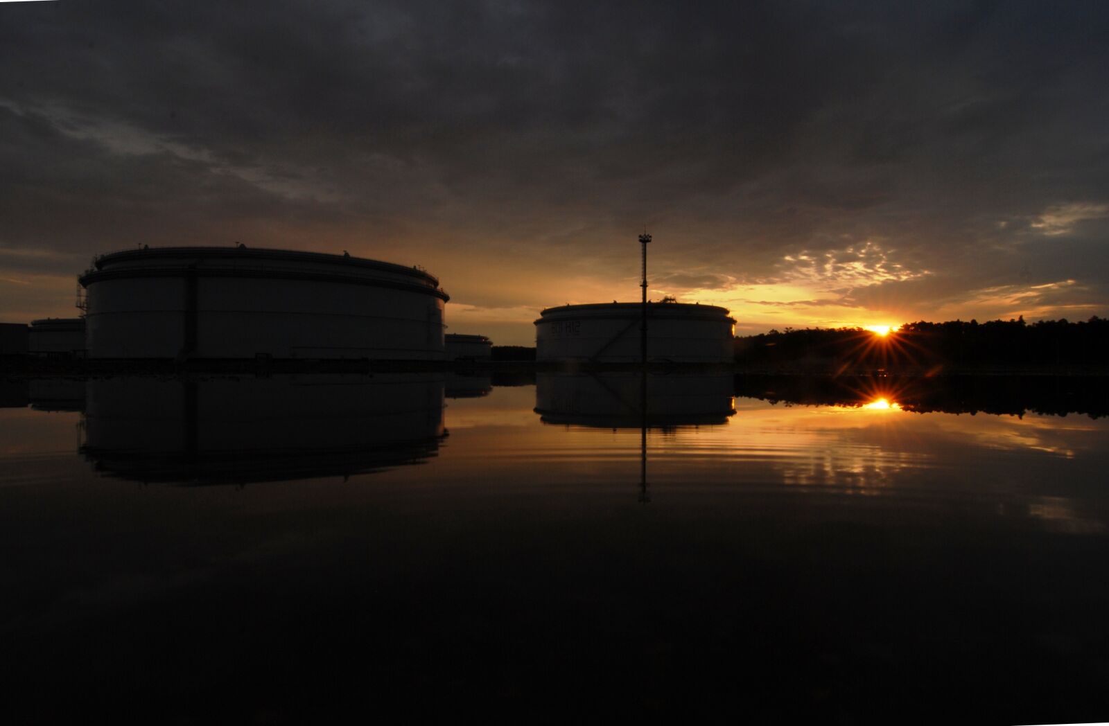 Nikon D200 sample photo. Dawn, reflection, tank photography