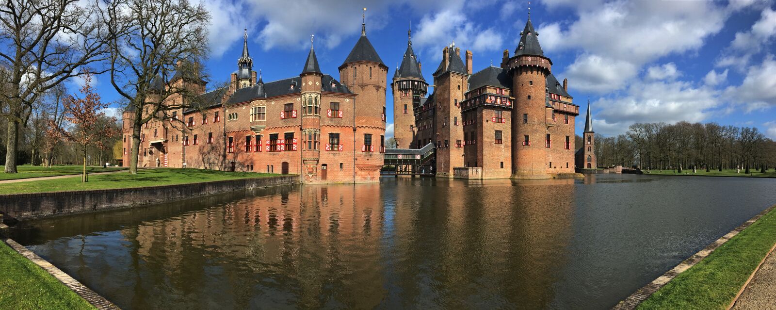 iPhone SE back camera 4.15mm f/2.2 sample photo. Castle, pond, architecture photography