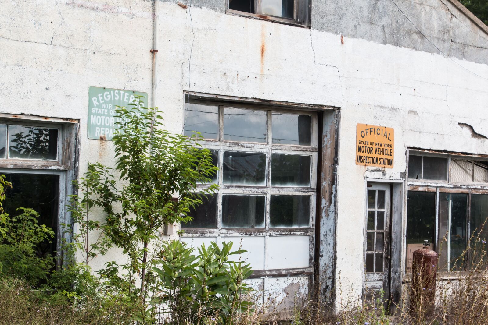 Canon EOS 70D sample photo. Abandoned, garage, vintage photography