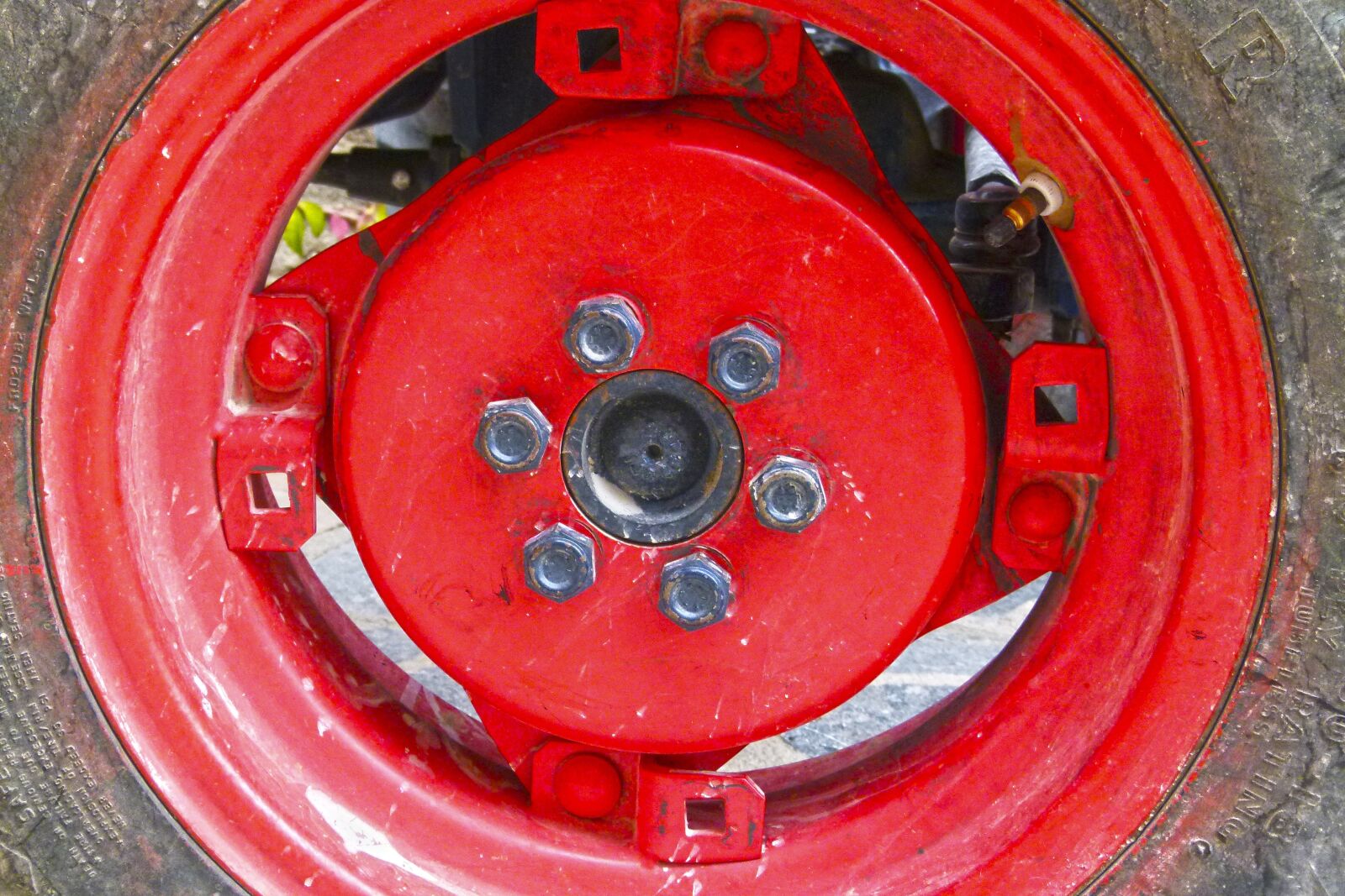 Leica V-Lux 2 sample photo. Wheel, rim, nuts photography