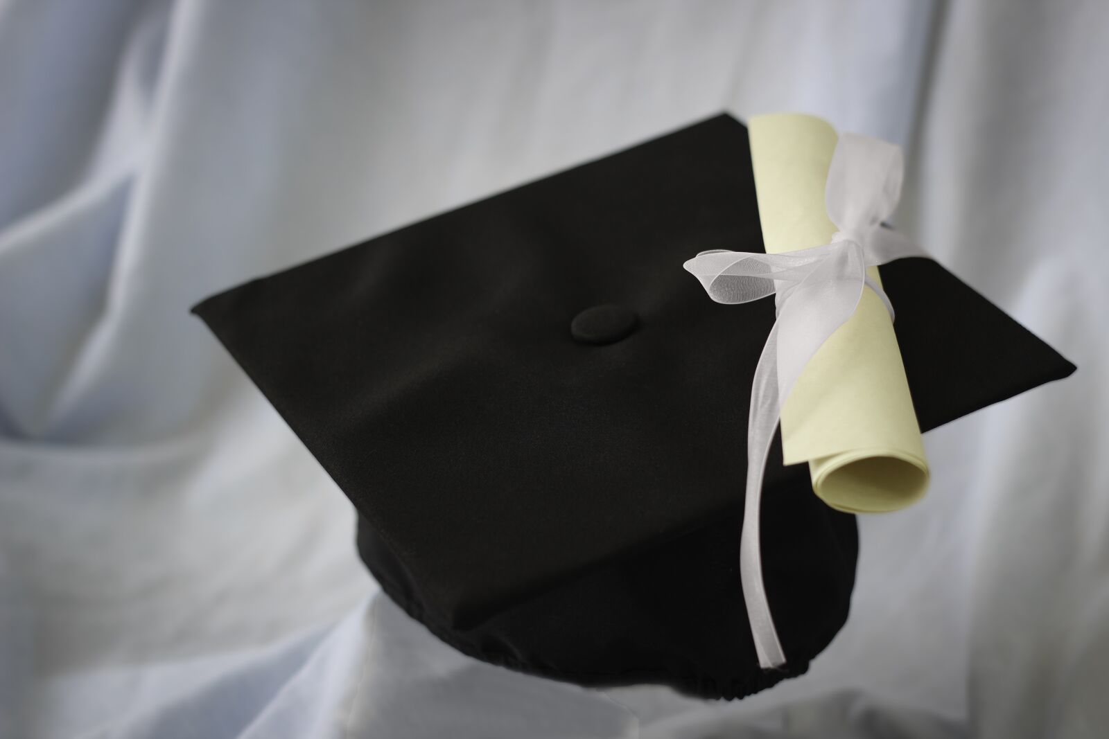Canon EOS 600D (Rebel EOS T3i / EOS Kiss X5) + Canon EF 50mm F1.8 II sample photo. Graduation, scroll, cap photography