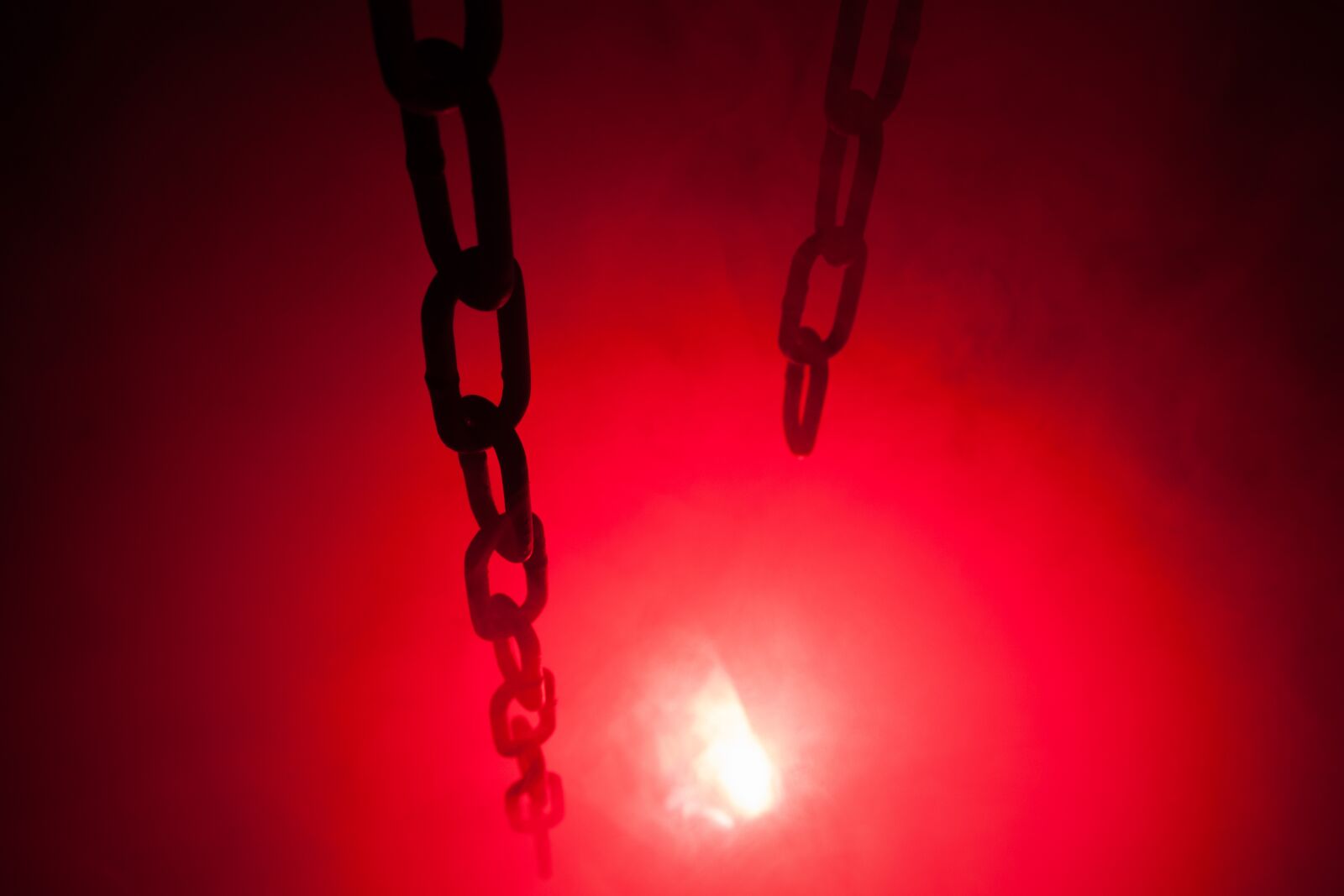 Canon EOS 500D (EOS Rebel T1i / EOS Kiss X3) sample photo. Chain, red, hell photography
