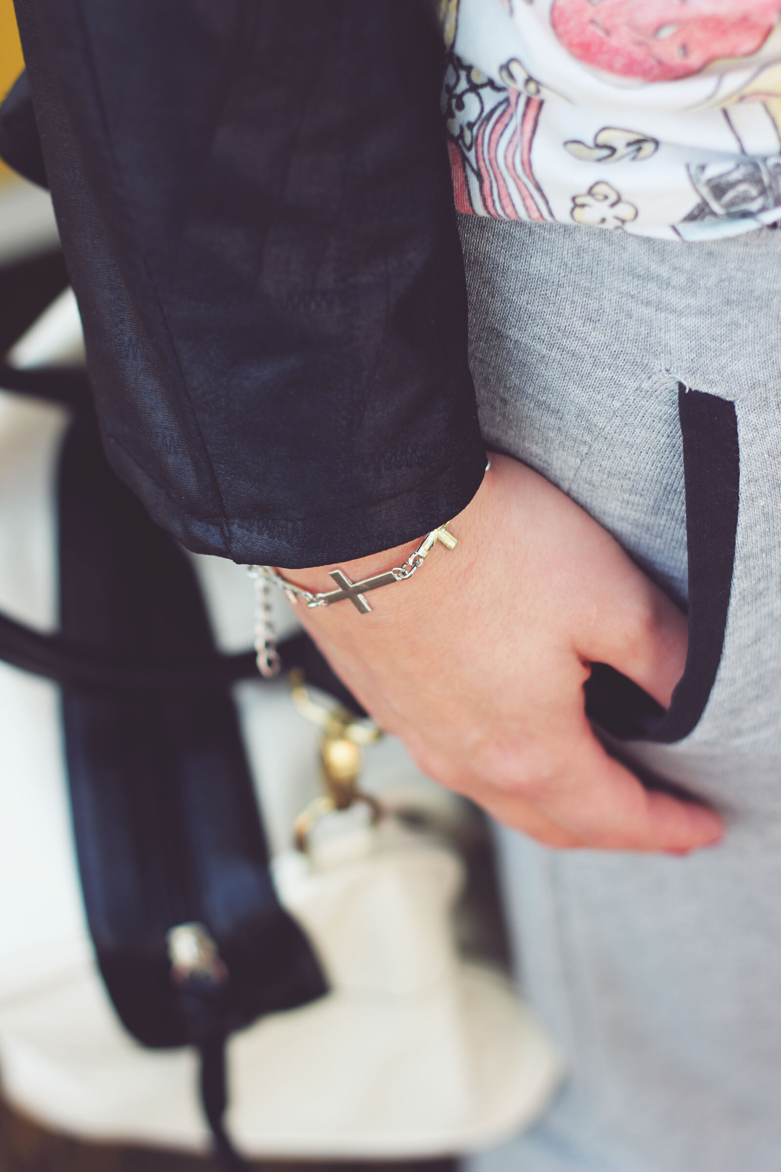 Canon EOS 600D (Rebel EOS T3i / EOS Kiss X5) + Canon EF 50mm F1.8 II sample photo. Silver, cross, bracelet photography