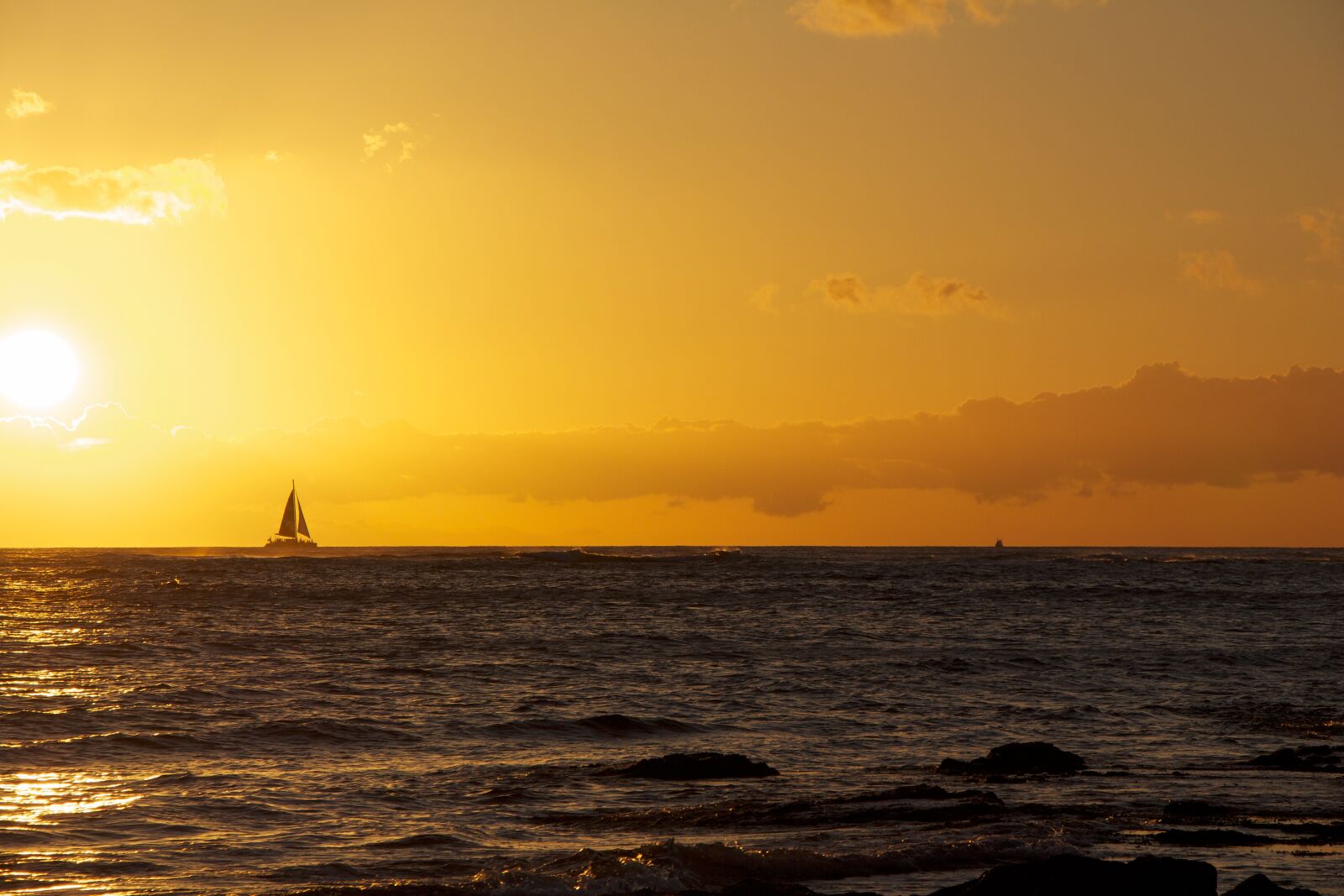 Canon EF-S 18-135mm F3.5-5.6 IS STM sample photo. Hawaii, sunset, sailboat photography