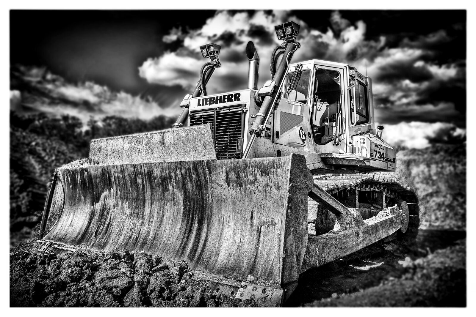 Canon EOS 5DS + Canon EF 16-35mm F4L IS USM sample photo. Chain caterpillar, excavators, construction photography