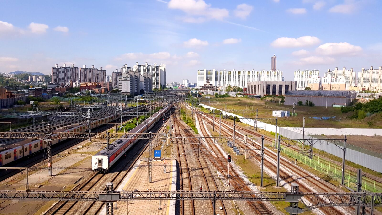 Samsung Galaxy Note5 sample photo. Yongsan station, railroad tracks photography