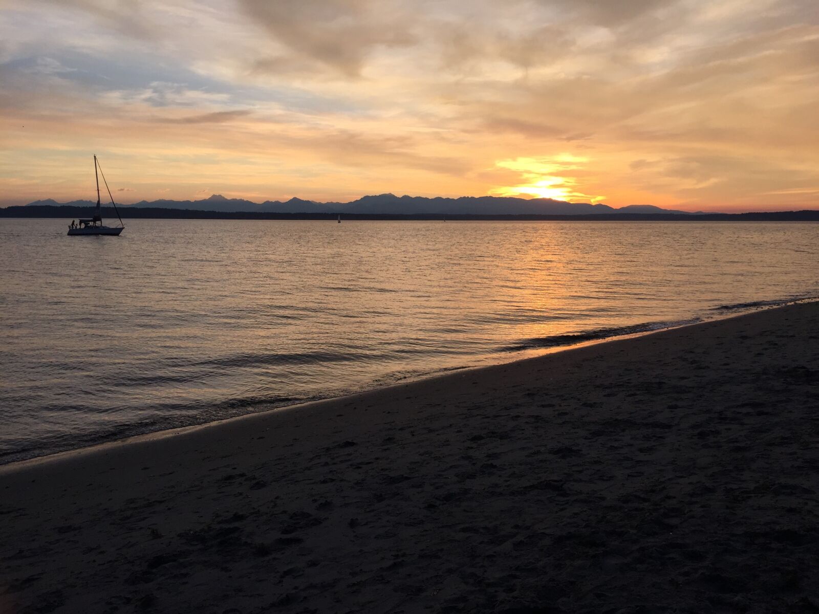 iPhone 6 Plus back camera 4.15mm f/2.2 sample photo. Sunset, sailboat, beach photography