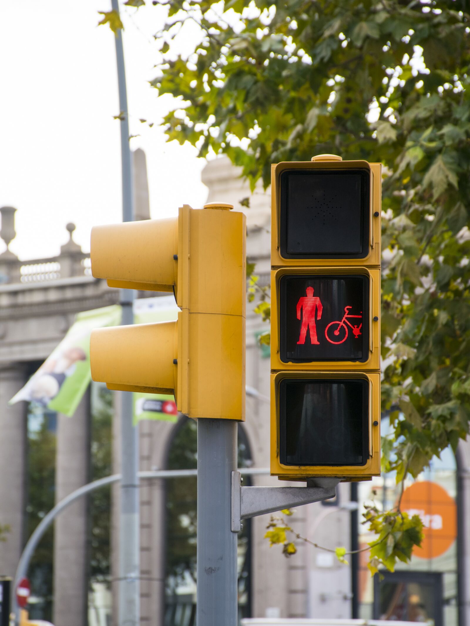 Nikon D5300 sample photo. Traffic light, barcelona, street photography